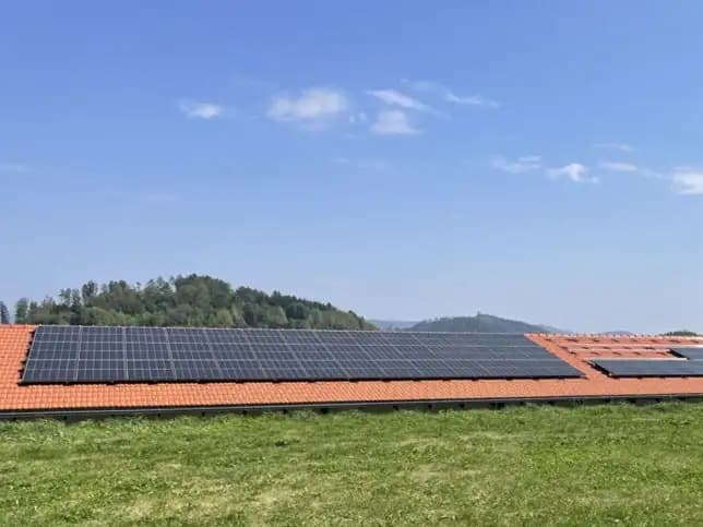 Photovoltaik-Anlage auf einem modernen Dach Photovoltaik-Anlage auf einem modernen Dach