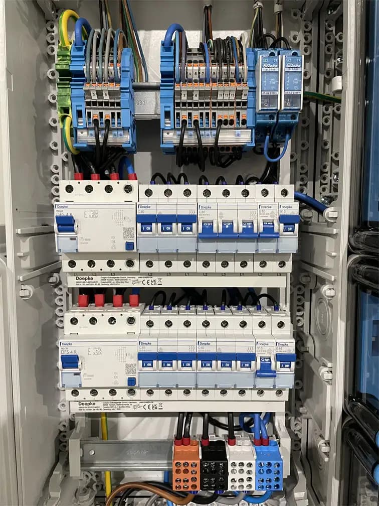 Moderne Gebäudetechnik für Smart Home und Gewerbe Moderne Gebäudetechnik für Smart Home und Gewerbe